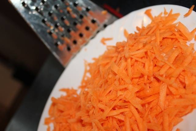 4. Морковь нужно натереть на средней терке и обжарить вместе с луком. В середине жарки отправьте к овощам цветную капусту, а в самом конце отваренный рис.