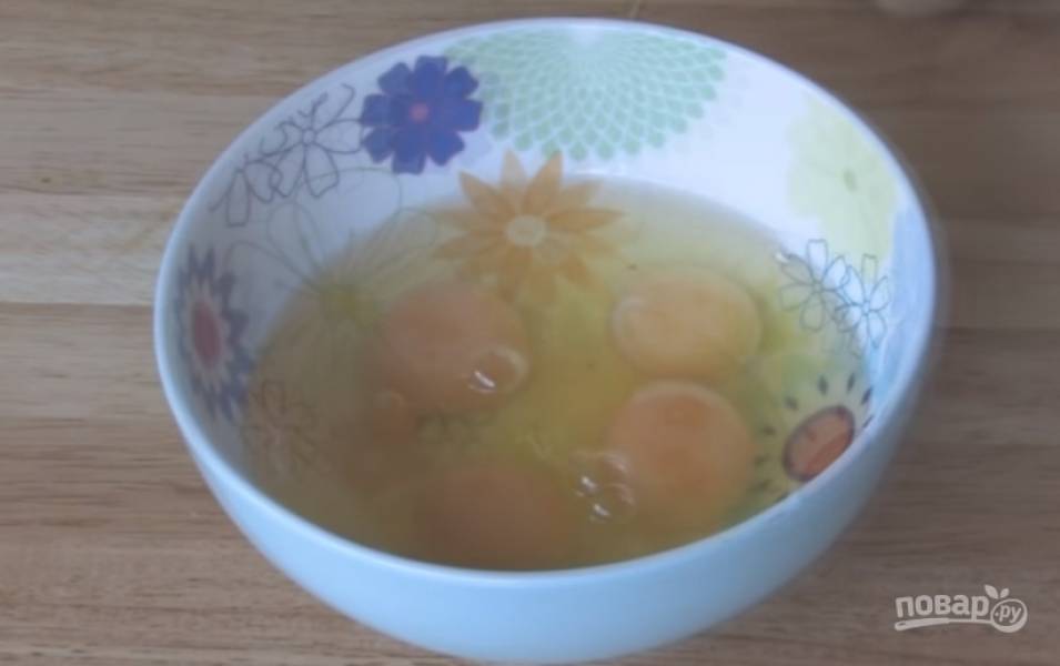3. 4 яйца перемешать в отдельной миске и добавлять частями к основной массе, непрерывно взбивая.