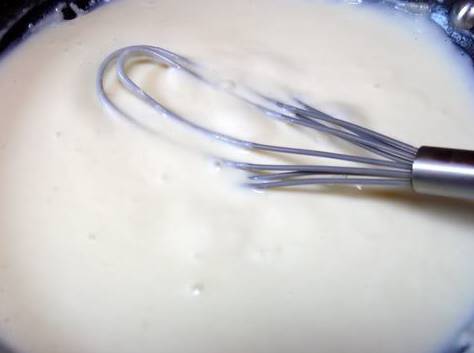 4. На сковороду к обжаренной муке вливать тонкой струйкой молоко, продолжая помешивать. Добавить соль, перец, при желании — щепотку мускатного ореха.
