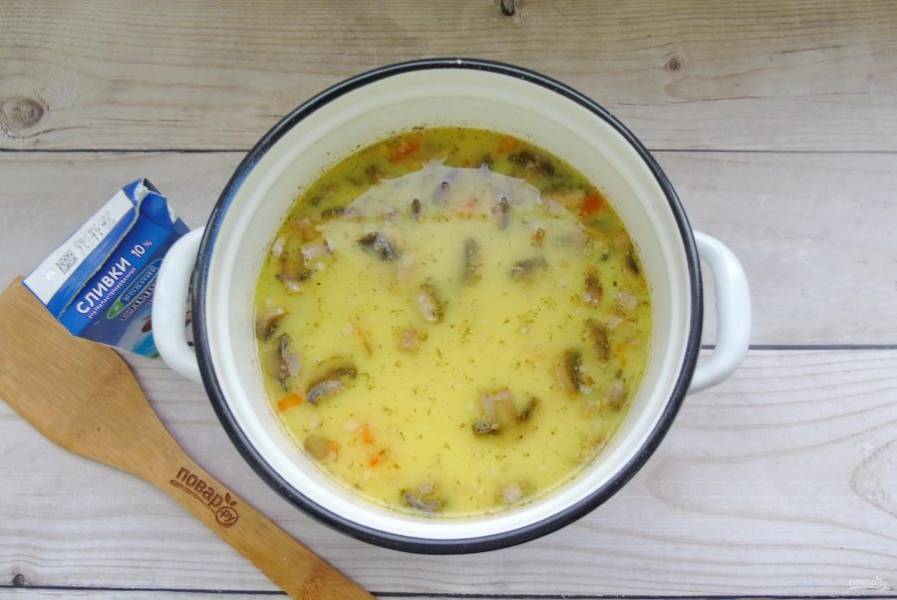 В конце приготовления налейте в кастрюлю сливки и перемешайте суп. Отварную курицу очистите от костей и кожи, нарежьте и выложите в кастрюлю.