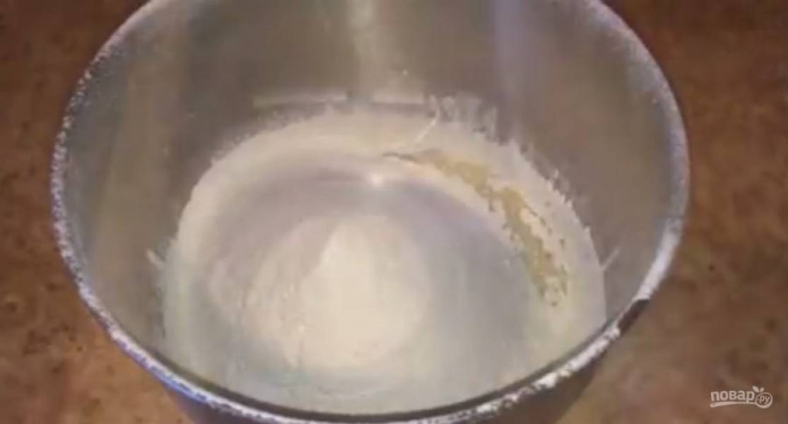 2. Добавьте воду, соль, просеянную муку и вымесите тесто в тестомесе 5 минут на 2 скорости. Соберите края теста к середине, переверните и выровняйте его поверхность. Выложите тесто в миску, смазанную растительным маслом. 