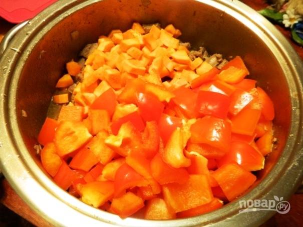 11. А еще через 10 минут добавляем морковь и перец. Аккуратно все перемешиваем и тушим 5 минут.
