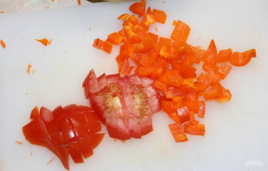 2.	Чищу болгарский перец от семян, мою его и нарезаю кубиком, мою помидор и также нарезаю его кубиком.