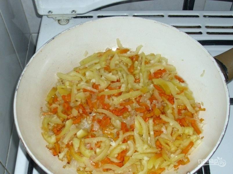 6. Обжариваем лук и морковь на растительном масле.