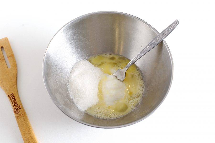 В глубокой миске взбейте яйцо. Добавьте сметану и сахар.