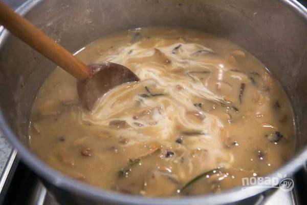 9. В конце влейте сливки, прогрейте немного и можно подавать суп с сушеными грибами к столу, по желанию дополнив свежей зеленью.
Приятного аппетита!