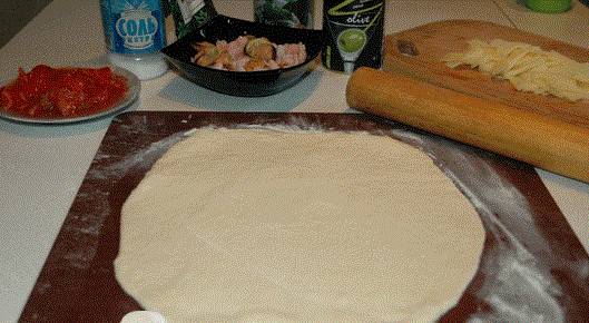 Раскатайте тесто в тонкую лепешку, толщиной 0,5 см.