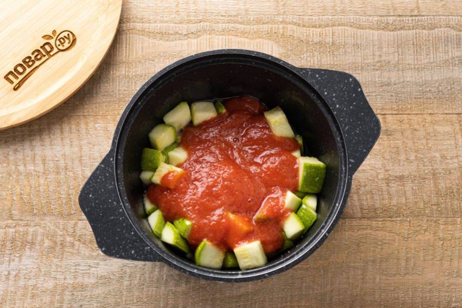 Добавьте в кастрюлю томатный соус. Доведите на сильном огне до кипения, убавьте температуру на среднюю и тушите 15 минут.