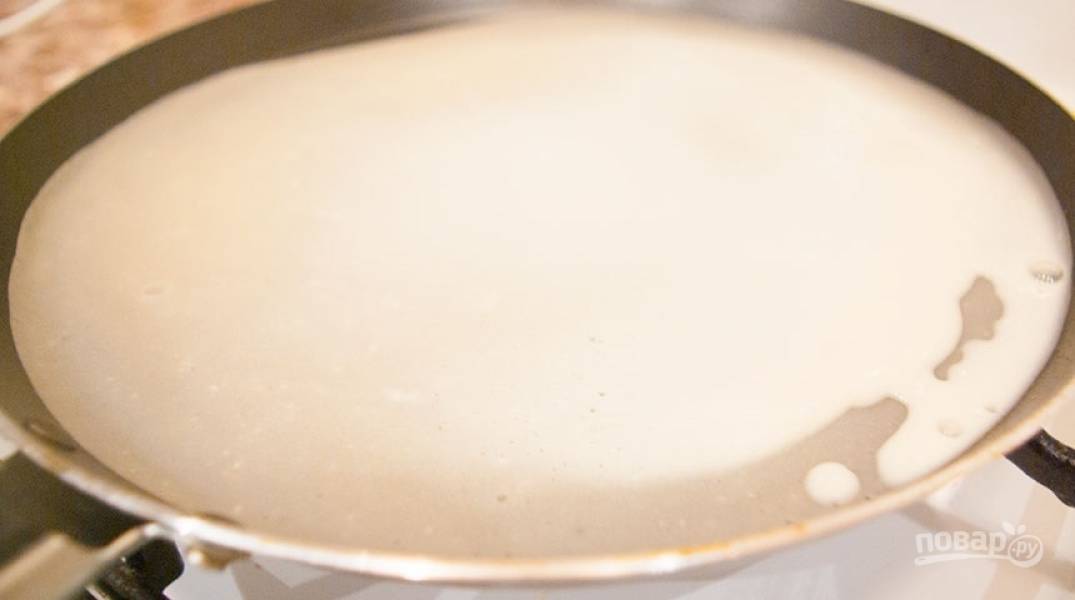 2.	Разогрейте сковороду с каплей растительного масла, вылейте половником тесто.