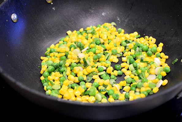 5. Еще один подходящий ингредиент - овощи. Рецепт приготовления соуса под рис отлично сочетается с кукурузой, горошком, морковью и другими овощами. 