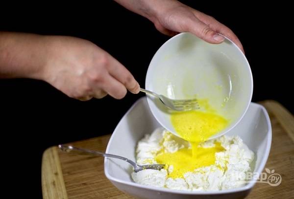 8. Добавьте отдельно взбитые яйца.