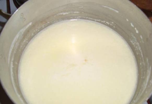 Прогреваем в кастрюле молоко, добавляем обезжиренный творог. Тщательно перемешиваем, пока на поверхности не проявится сыворотка.