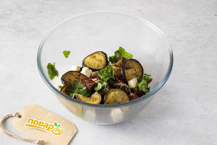 Добавьте теплые баклажаны в салат. Заправьте его и аккуратно перемешайте. Подавайте теплым.