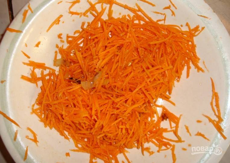 Натрите на терке морковь.