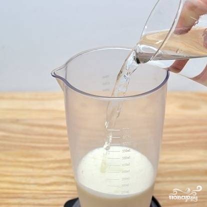 1. В блендере или большом кувшине смешайте йогурт с водой.