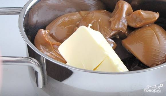 Шоколад поломайте и добавьте к нему сгущёнку с маслом. Уложите продукты в сотейник.