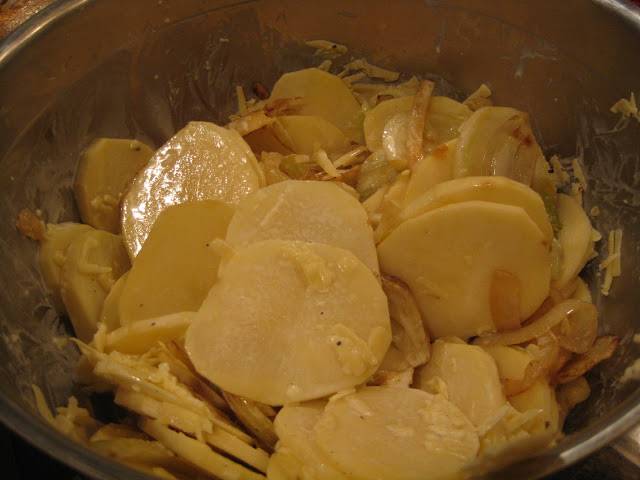 Картофель порежьте тонкими кружками, смешайте его со сливками, тертым сыром, солью, перцем и зажаркой. 