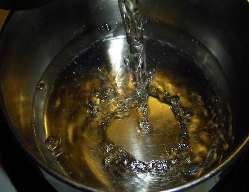 Переливаем очищенную питьевую воду в кастрюльку. 