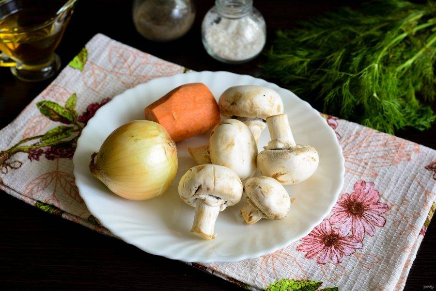 Подготовьте ингредиенты для приготовления грибного холодного супа.