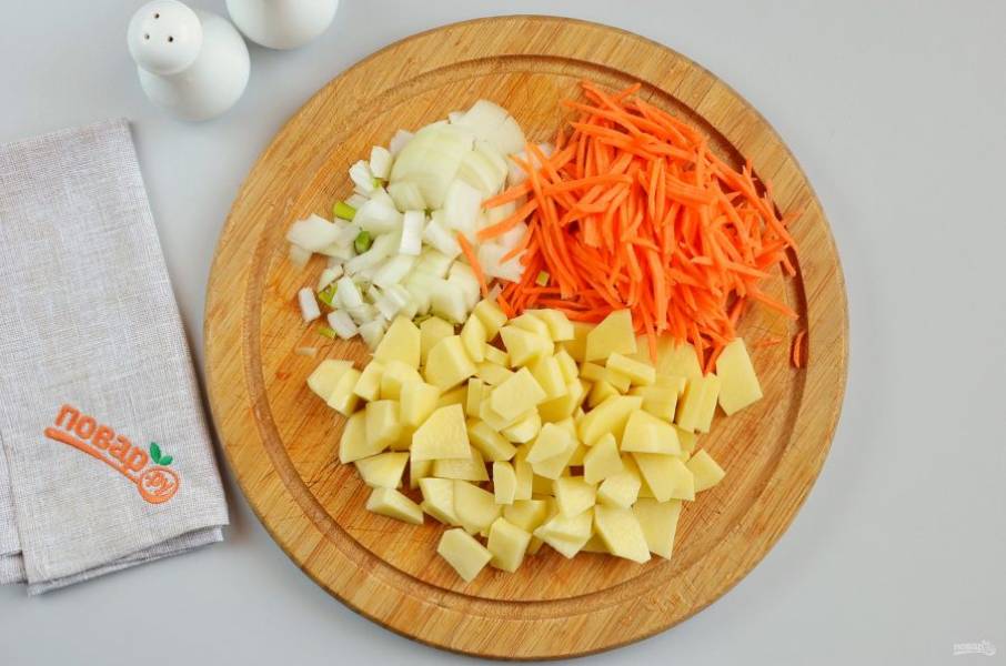 Очистите картофель, лук, морковь, измельчите.