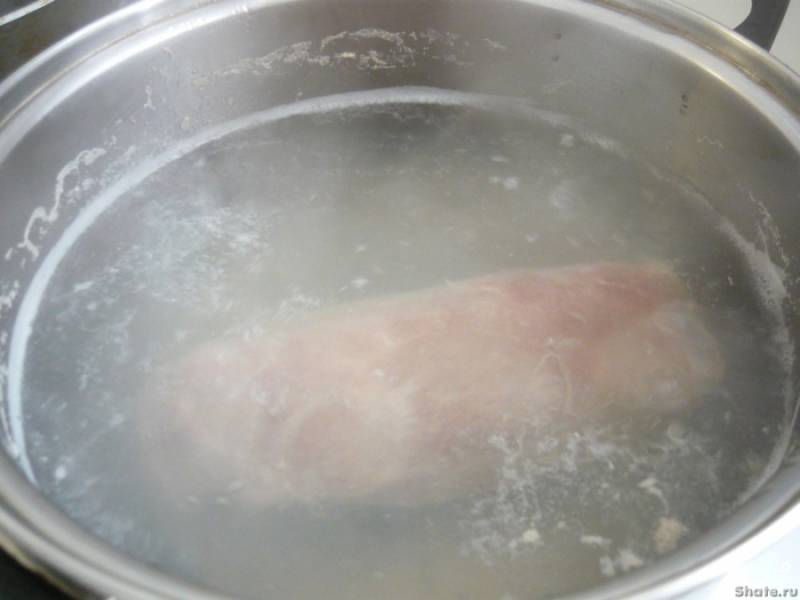 Начнем мы с того, что ставим варить мясо. Доводим до температуры кипения, а затем немного снижаем и продолжаем варить на среднем огне примерно 35 минут.