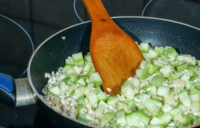 Постепенно вливаем оставшийся бульон и добавляем кабачки. Постоянно помешиваем, рис должен успевать впитывать жидкость. Соль и перец по вкусу. 