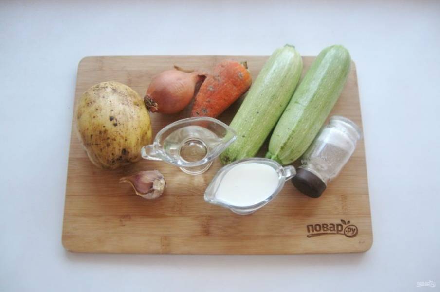 Подготовьте ингредиенты для приготовления супа-пюре из кабачков.