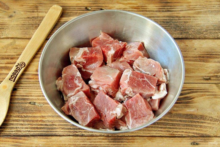 Мясо нарежьте порционными кусками.