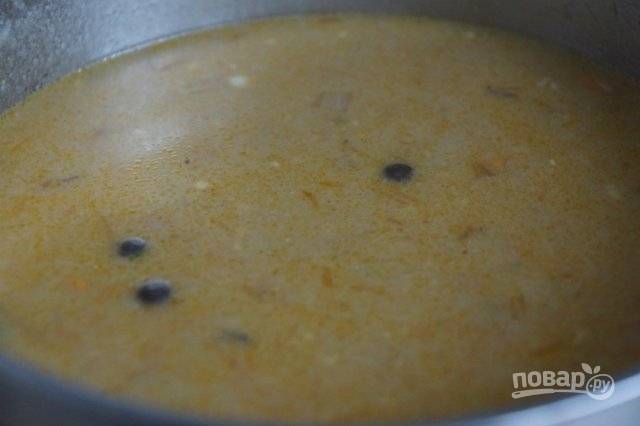 Заправку немного разбавьте бульоном, а потом массу влейте в суп. Доведите его до кипения и сразу выключите.
