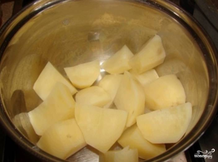 1. В самом начале, до того, как приготовить дрожжевое тесто на картофельном отваре, очищенный картофель сварите в подсоленной воде.