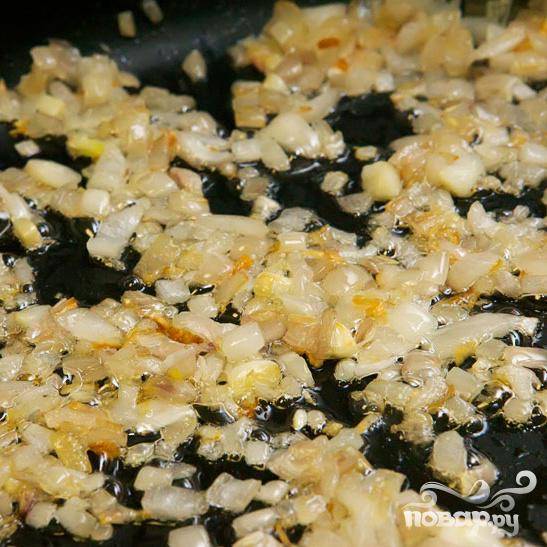 Разогрейте сковородку с 1 ст.л. масла на среднем огне и обжарьте лук до золотистого цвета.