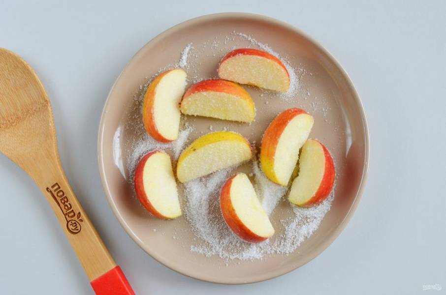 Обваляйте яблоки в сахаре, чуть вдавливая его.