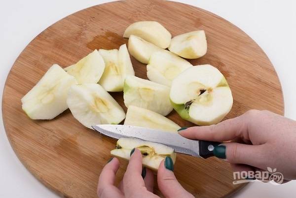 1. Яблоки вымойте, очистите от кожуры, удалите сердцевину. 