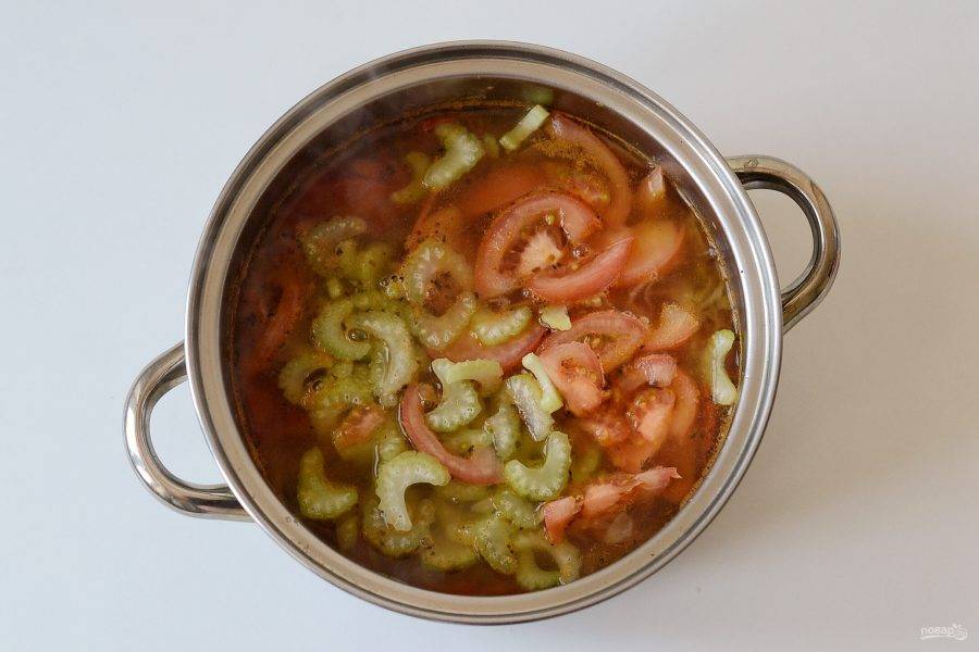 После добавьте порезанный кружочками сельдерей и помидоры дольками. Варите суп на умеренном огне еще 10 минут. В конце поперчите и посолите по вкусу. Выключите огонь и дайте супу настояться минимум 5 минут под крышкой.

