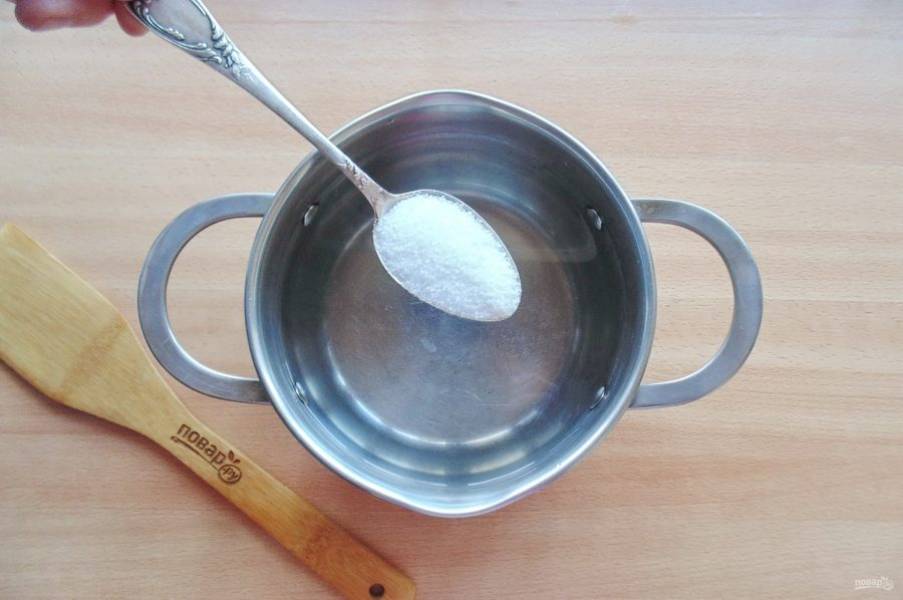 Приготовьте рассол. В кастрюлю налейте воду, добавьте соль.
