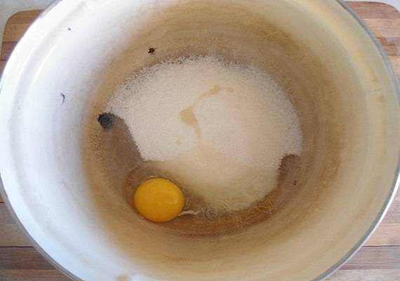 1. В глубокую мисочку всыпать сахар, соль и вбить яйцо. Добавить гашеную (уксусом или лимонным соком) соду. 