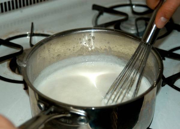 4. Помешивая уварить соус на медленном огне около 2-3 минут. Он не должен кипеть (чтобы не доводить соус до кипения его можно периодически снимать с огня). Когда сливочный соус станет нужной консистенции его можно снимать. 