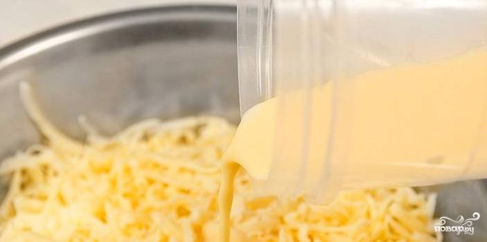 Сыр переместите в широкую миску, залейте полученной смесью и перемешайте. 