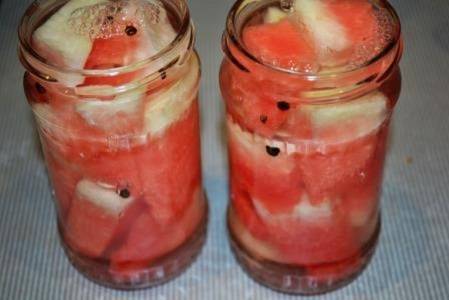 6. Залейте кипящий маринад в баночки.