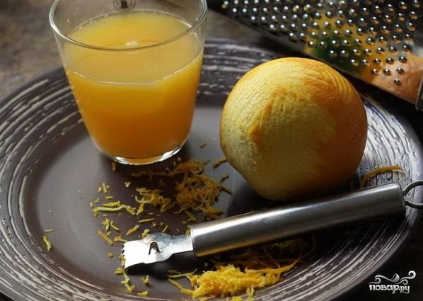 2. Вымойте и обсушите апельсин. Натрите цедру и выжмите примерно стакан сока. 