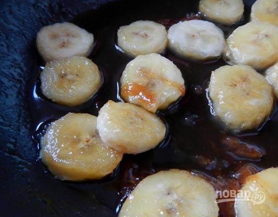 Бананы очистите и нарежьте на кружочки толщиной в полсантиметра. Выложите их в карамель на сковороде и быстро обжарьте, пока фрукты не начали разваливаться. 