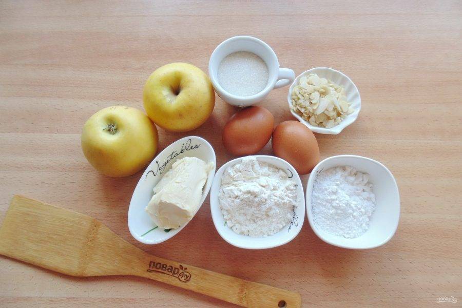 Подготовьте ингредиенты для приготовления пирога с яблоками и белковым кремом.