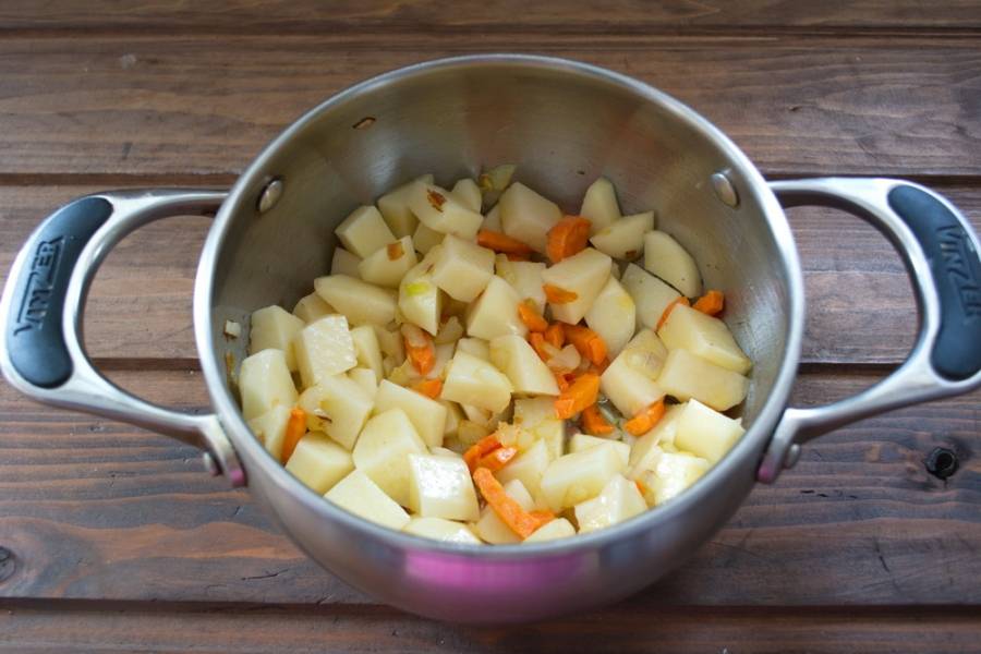 Добавить сырой картофель. Перемешать с овощной зажаркой и жарить все вместе 3-4 минуты.