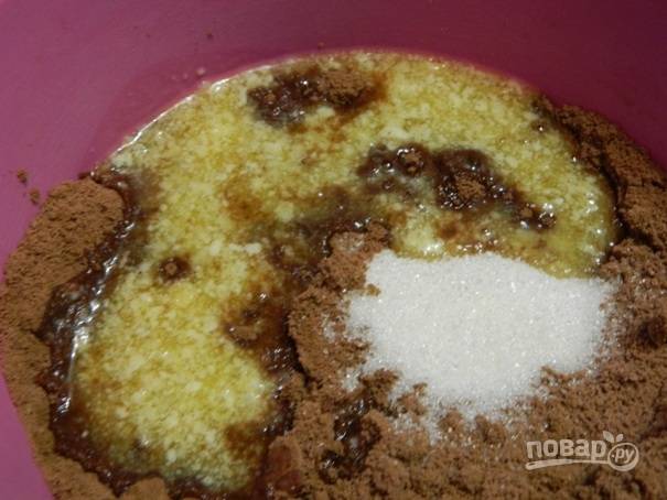 8. Тем временем приготовим корж для пирога. Печенье необходимо измельчить в крошку и добавить к нему сахар и растопленное сливочное масло. Хорошо перемешиваем все вместе.