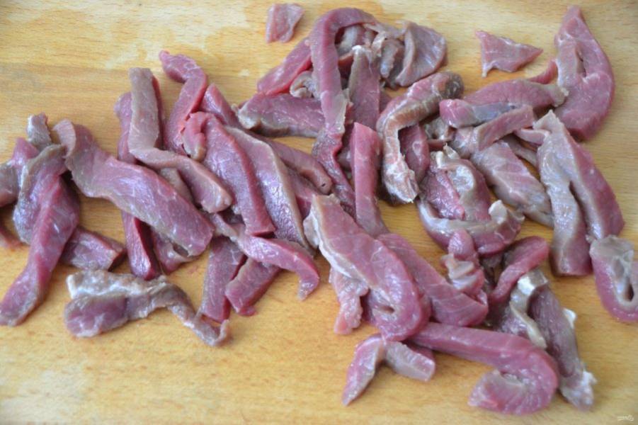 Мясо порежьте тонкими полосками, обжарьте на растительном масле на хорошо разогретой  сковороде.