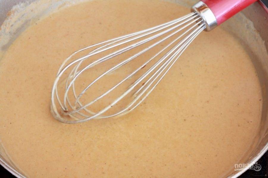 8.	Влейте молоко, добавьте паприку, соль и варите соус после закипания до образования густой консистенции.