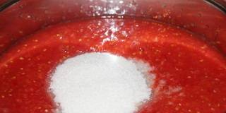 Влейте помидоры в большую кастрюлю, добавьте соль и сахар. Варите 20 минут.