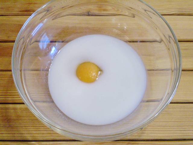 2. Яйцо соединяем с молоком и солью.