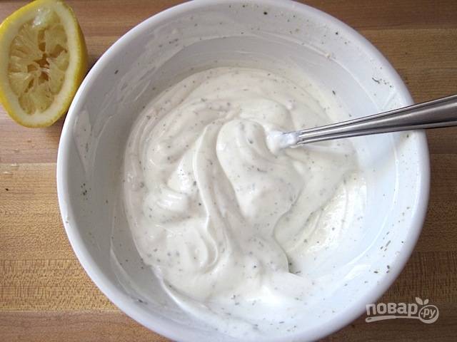 1.	Смешайте йогурт, 1 зубчик чеснока, сушеный укроп, щепотку соли и сок половинки лимона.