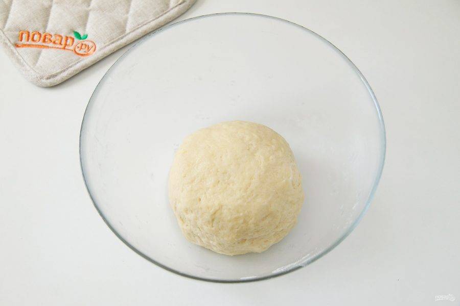 Замесите тесто. Соберите его в шар, заверните в пищевую пленку и уберите в холодильник на 30 минут.